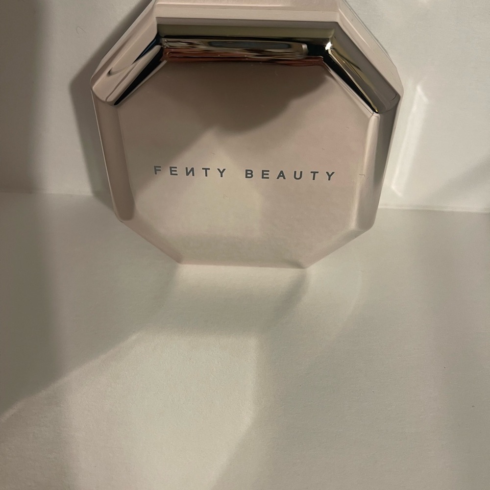 Fenty Beauty Set It Down Setting Powder in Banana